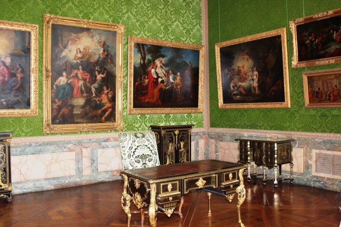 Versailles Palace contains more than 7500 paintings and drawings, and 5210 pieces of furniture