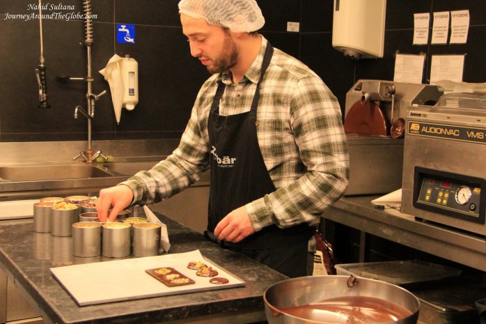 Another chocolatier showing us how to make a chocolate bar and add toppings on it