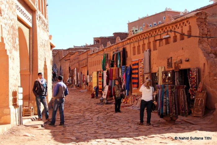 Walking back to our taxi from Ait Ben Haddou, going thru some Berbere shops. You can see their hand-made rugs hanging in one of the stores