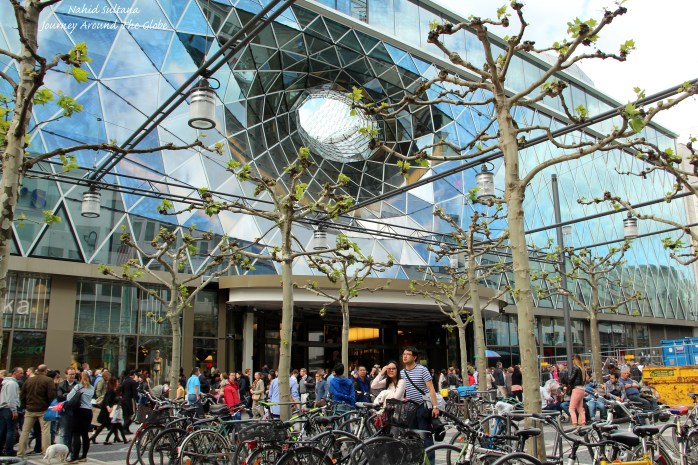 A futuristic building in Zeil - Frankfurt, Germany