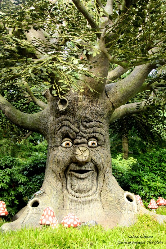 A talking tree in Efteling