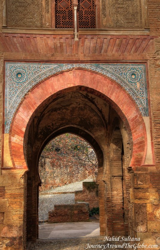 You will countless arch gates like this one in all over Alhambra
