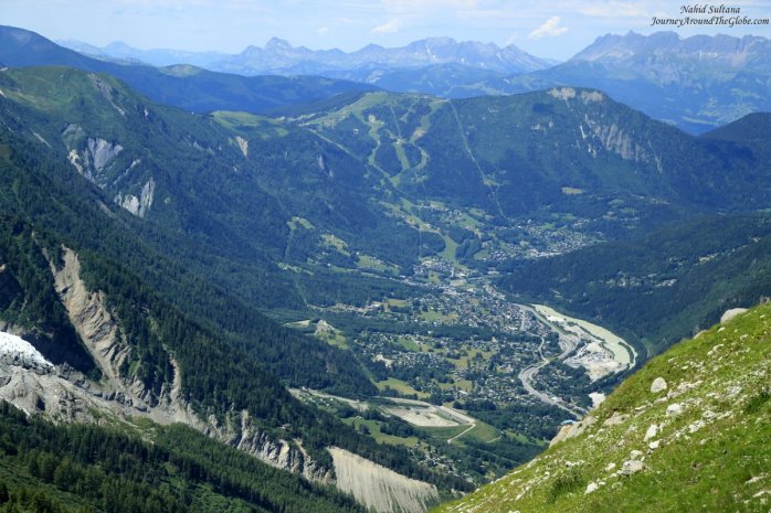 Enjoying the valley, mountains, fresh air, and whole surroundings from Plan de Aiguille (Mont Blanc, France)